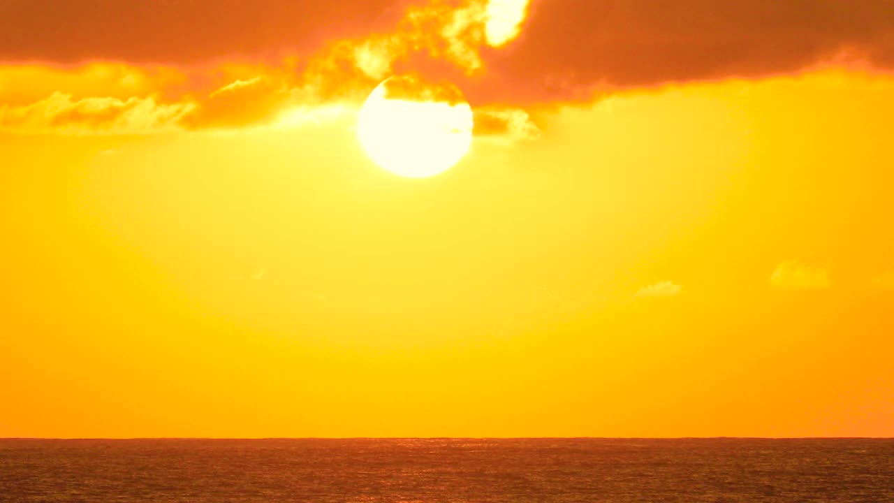 美丽的夏日海滩在泰国普吉岛日落。视频下载