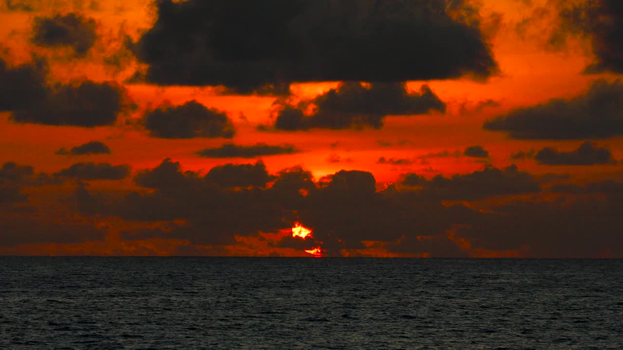 美丽的夏日海滩在泰国普吉岛日落。视频下载