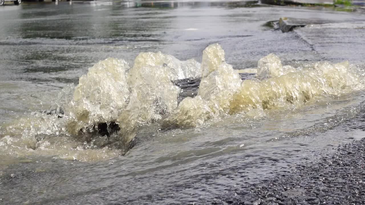 大雨导致污水溢出——淹没城市视频下载