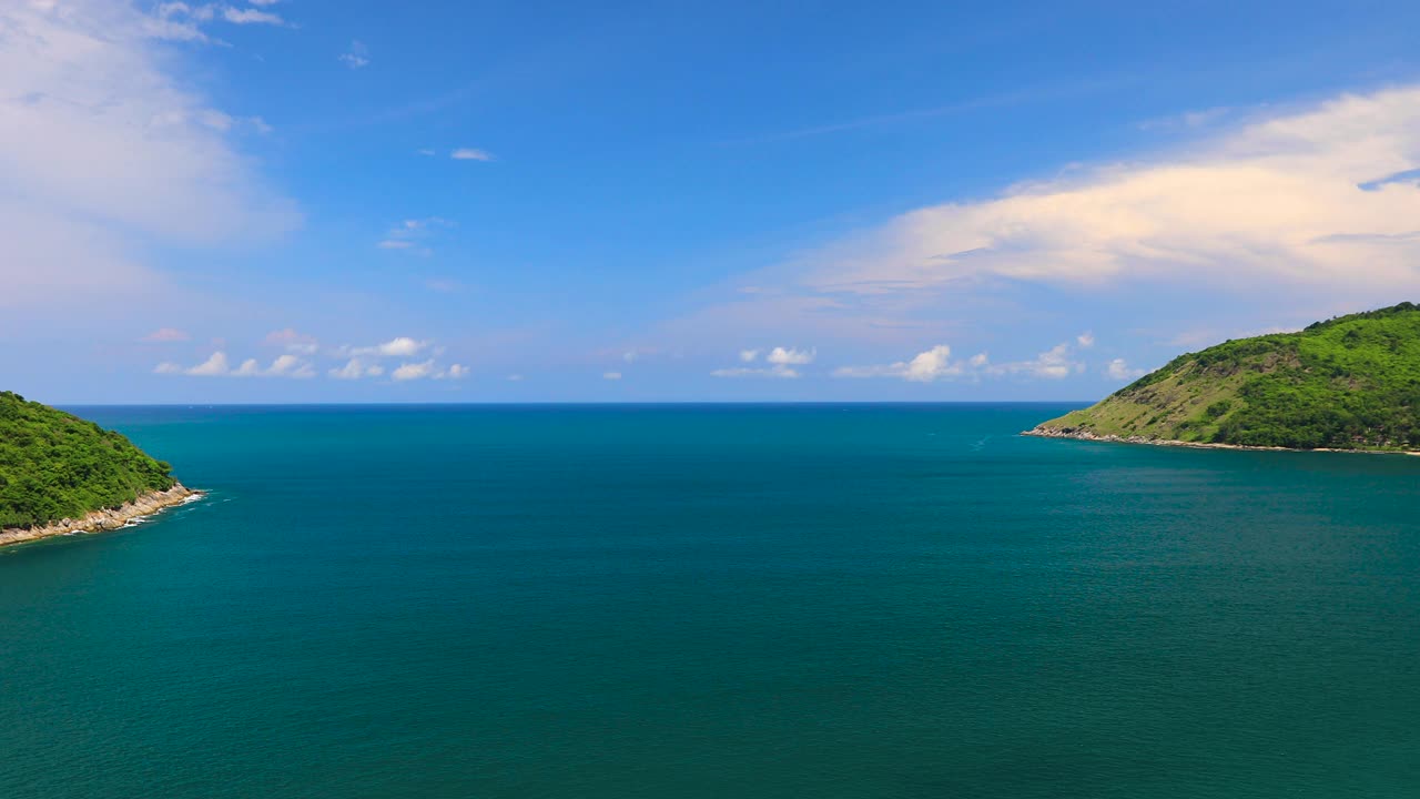 美丽的白色沙滩和安达曼海的绿松石海水。视频下载