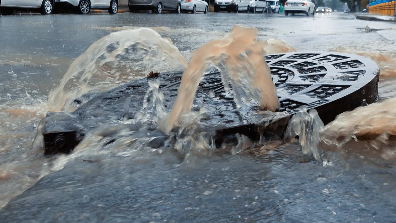 大雨导致污水溢出——淹没城市视频下载