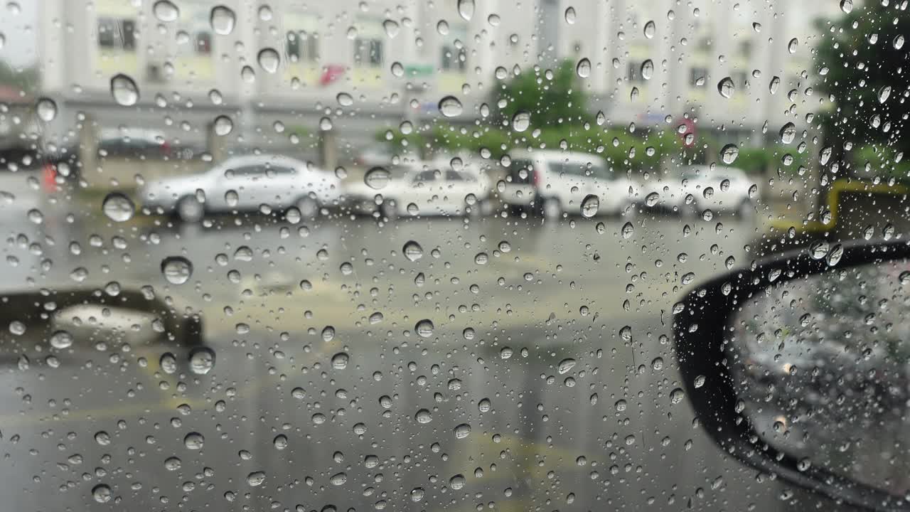 大雨导致污水溢出-淹没城市-从车里看视频下载