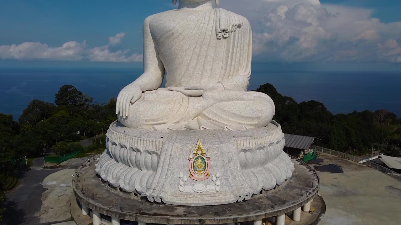 大佛建在泰国普吉岛的一座高山上，从远处就可以看到。视频下载