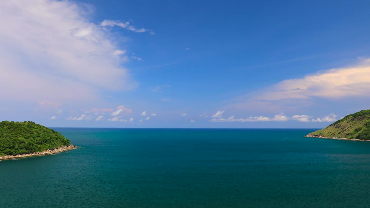 令人惊叹的泰国普吉岛热带岛屿海滩，海滩上的阳光在夏天的阳光。视频下载