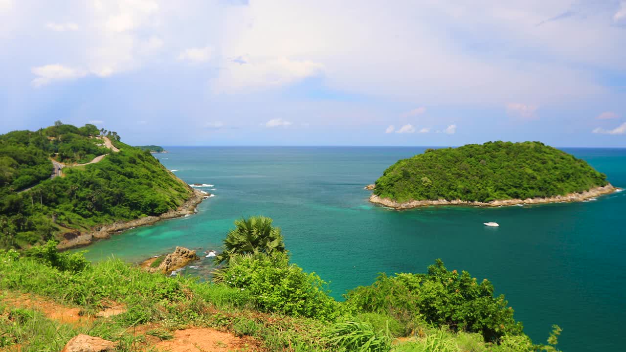 令人惊叹的泰国普吉岛热带岛屿海滩，海滩上的阳光在夏天的阳光。视频下载