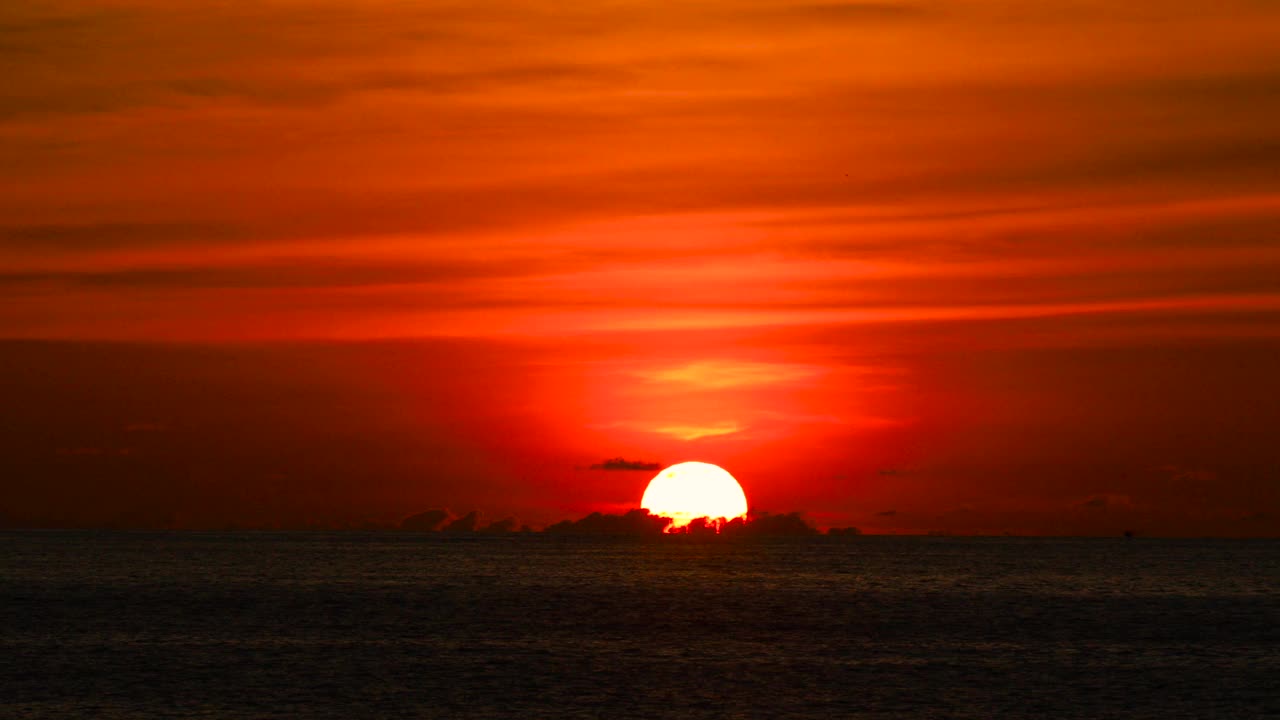 美丽的日落在海滩-宁静的田园诗的场景，一个金色的日落在海上，泰国普吉岛。视频下载