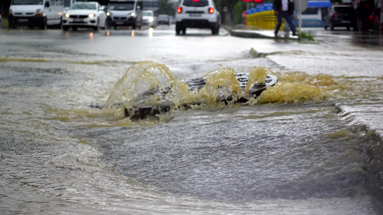 大雨导致污水溢出——淹没城市视频下载