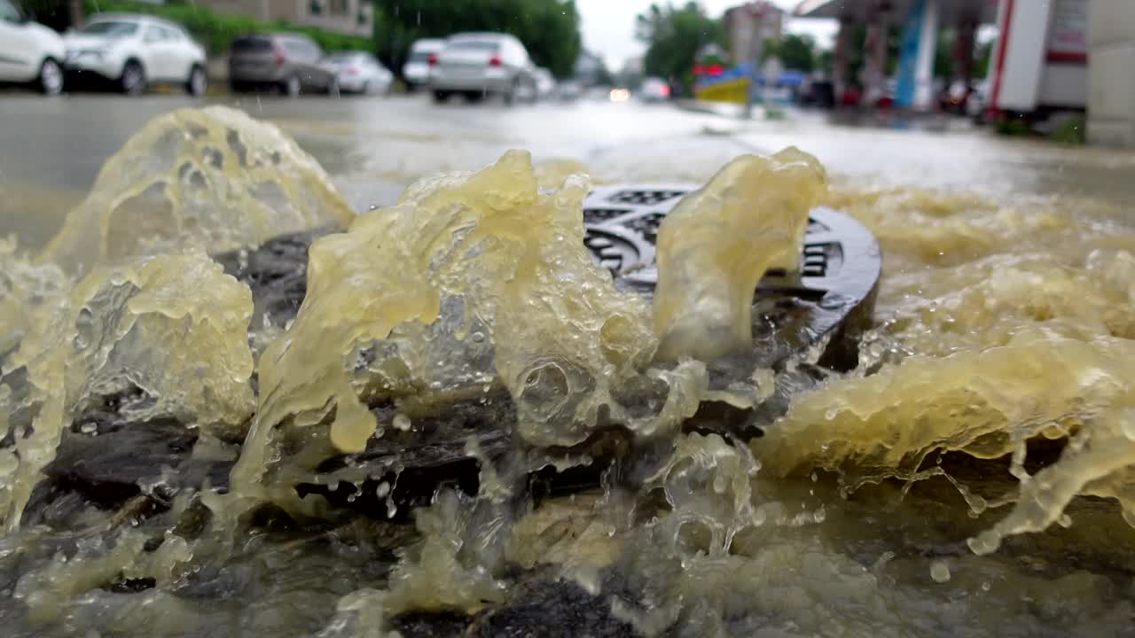 大雨导致污水溢出——淹没城市视频下载