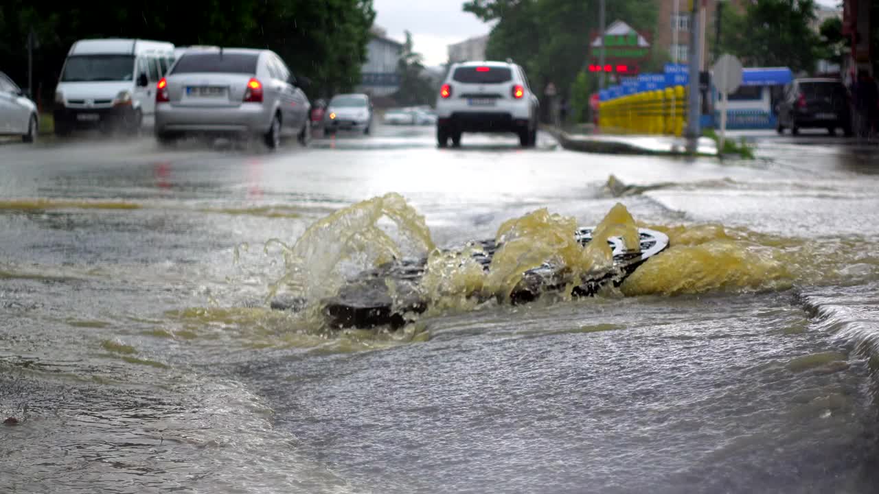 大雨导致污水溢出——淹没城市视频下载