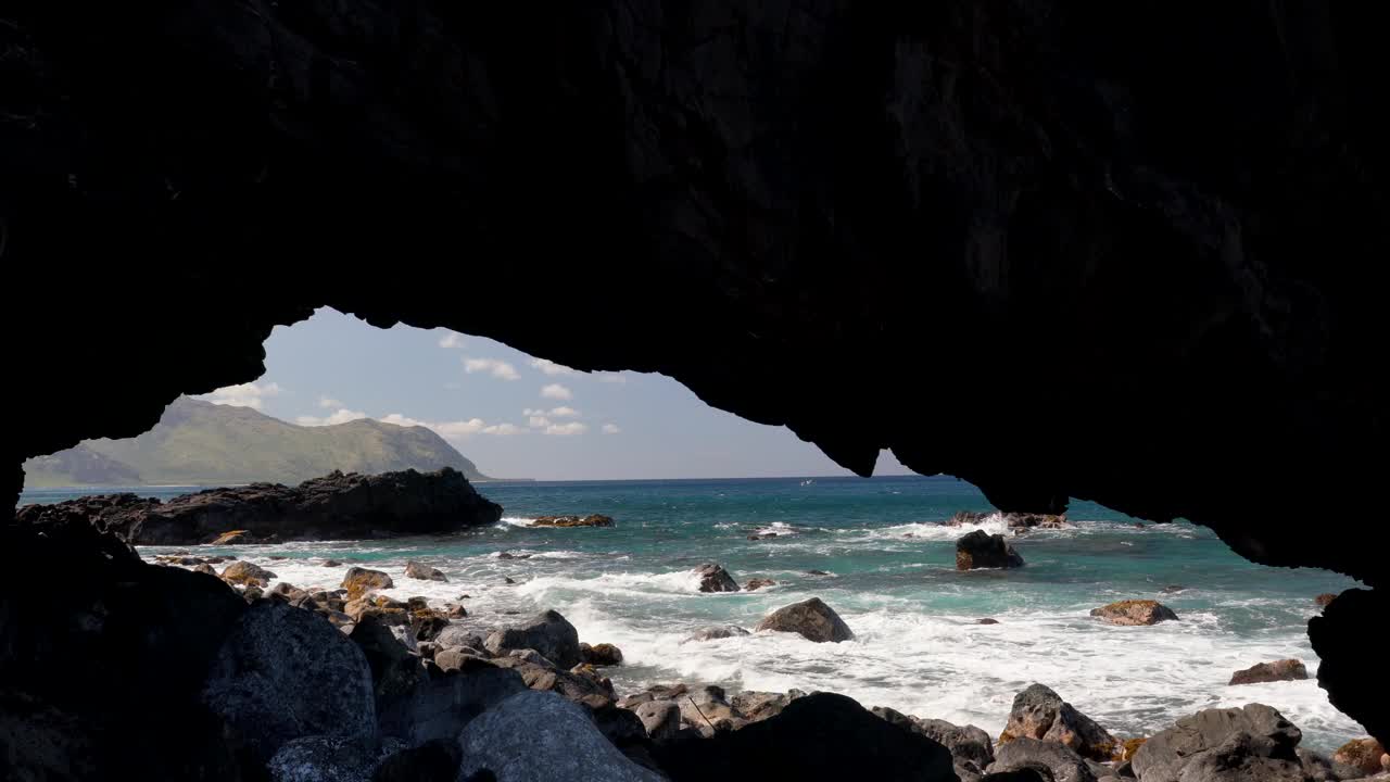 夏威夷瓦胡岛Kaena ponit步道的海拱。海岸线风景视频下载