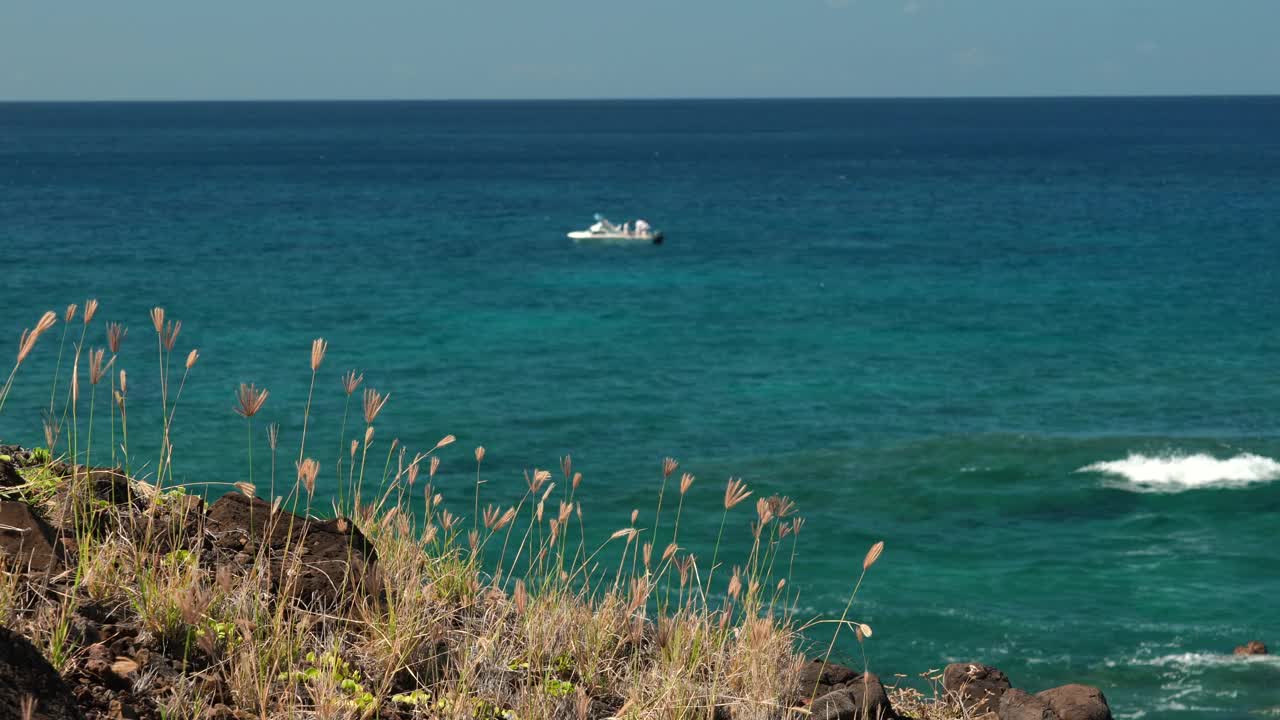 海上的小船。夏威夷瓦胡岛的Kaena ponit trail。海岸线风景视频下载