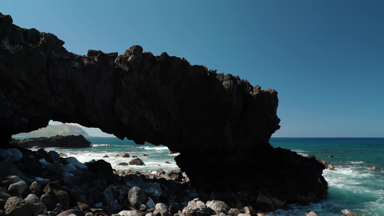 夏威夷瓦胡岛Kaena ponit步道的海拱。海岸线风景视频下载