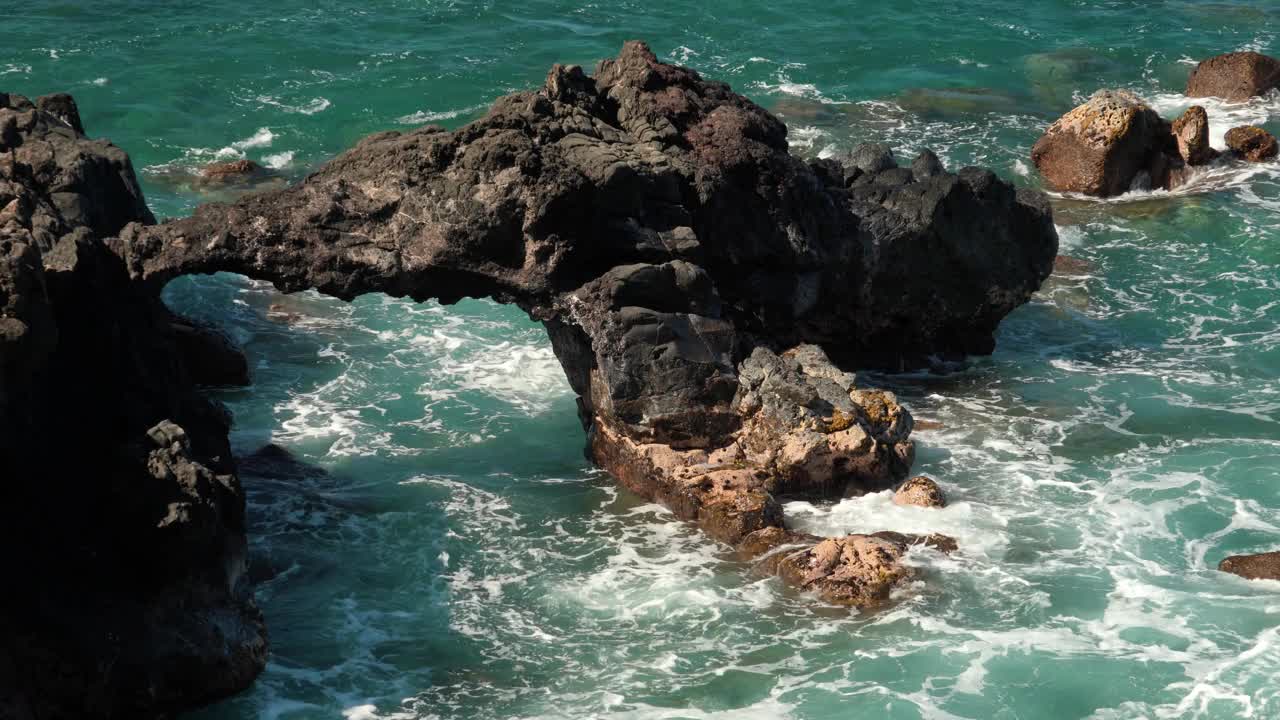 夏威夷瓦胡岛Kaena ponit步道的海拱。海岸线风景视频下载