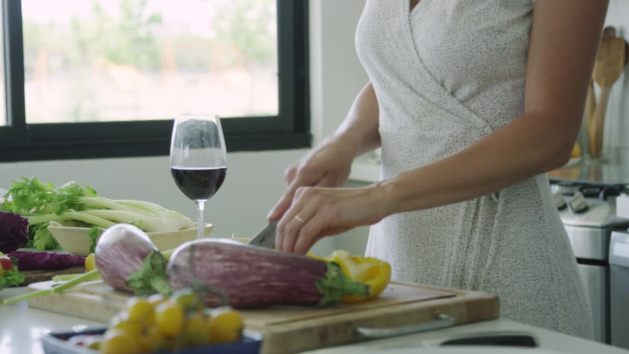 年轻女人做饭，而男朋友是系围裙从背后视频素材