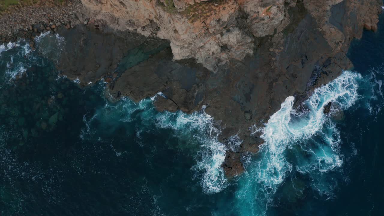 陷入大海的悬崖视频素材