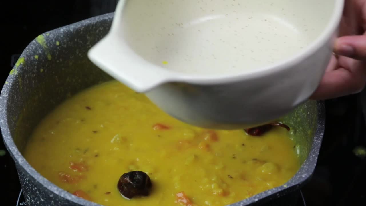 在碗里准备了Daal Tadka。视频下载