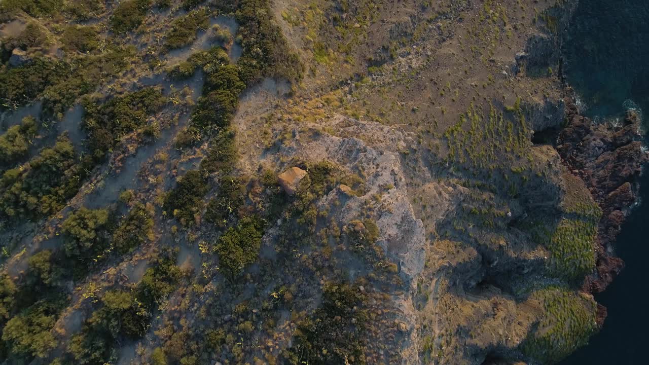 夏季西西里岛的自然和野生海岸鸟瞰图。无人机的观点美丽的白色海湾在萨利纳，岩石，蓝色的海，灌木丛视频素材