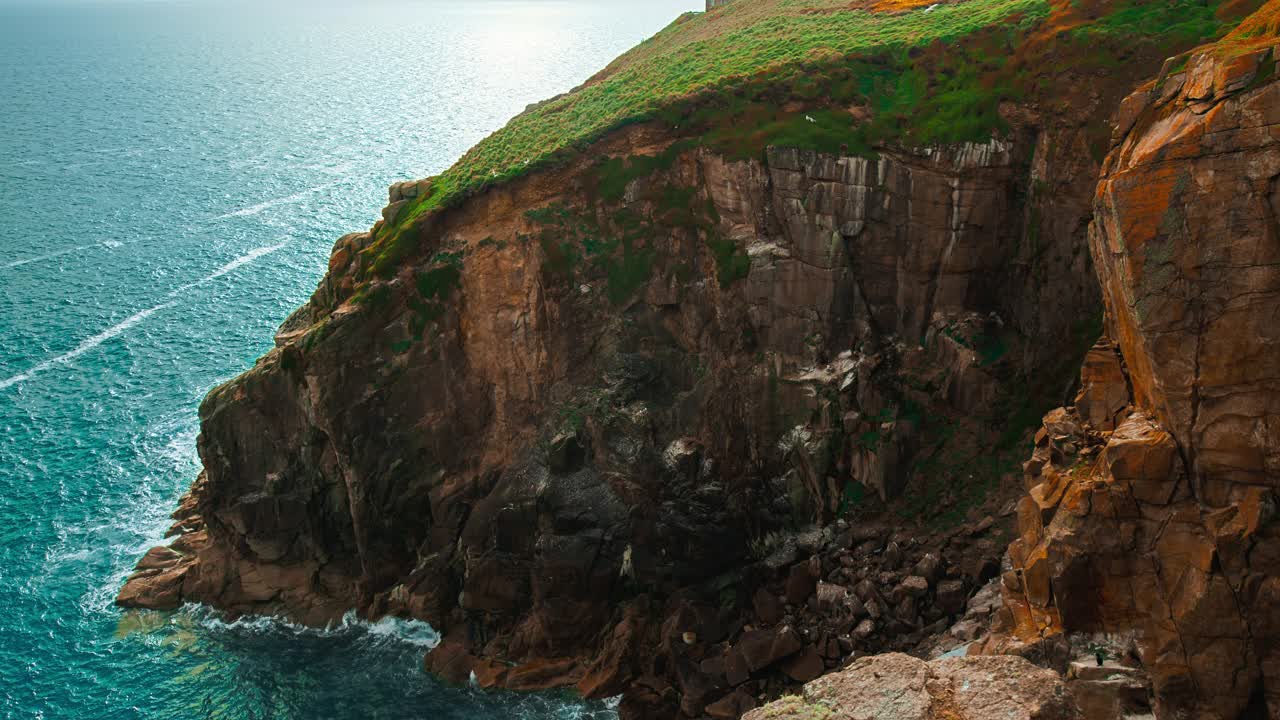 风景优美的花岗岩岩石悬崖与美丽的现代建筑的海洋在4K。视频素材