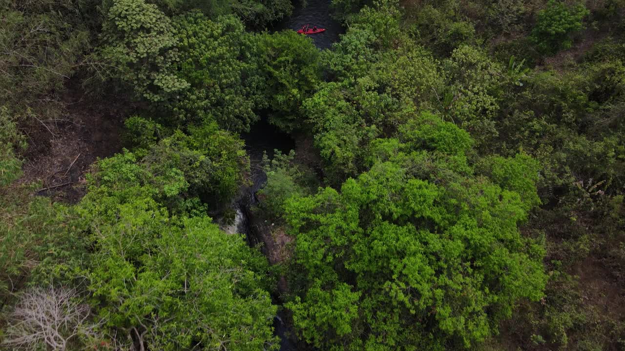 游客在“Nhan Mod Dang”河在度假期间，帕塔隆省帕帕尧姆市，泰国。镜头4 k b - roll视频下载