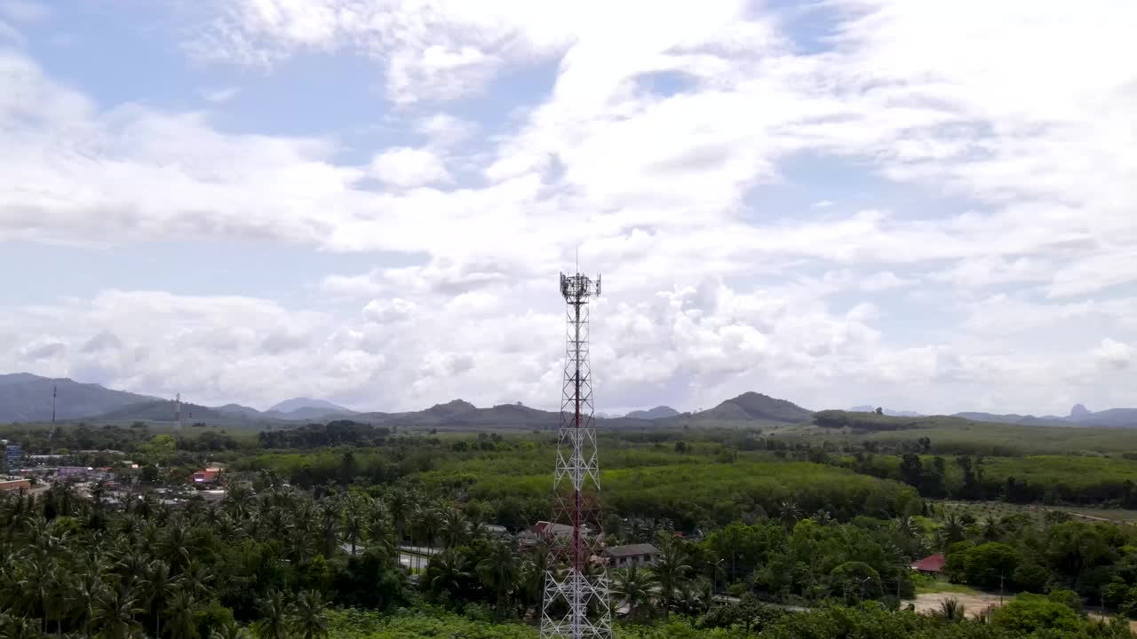 用于无线通信技术的蜂窝基站。蜂窝3g, 4g, 5g无线电发射塔和中继器。通信天线。视频下载