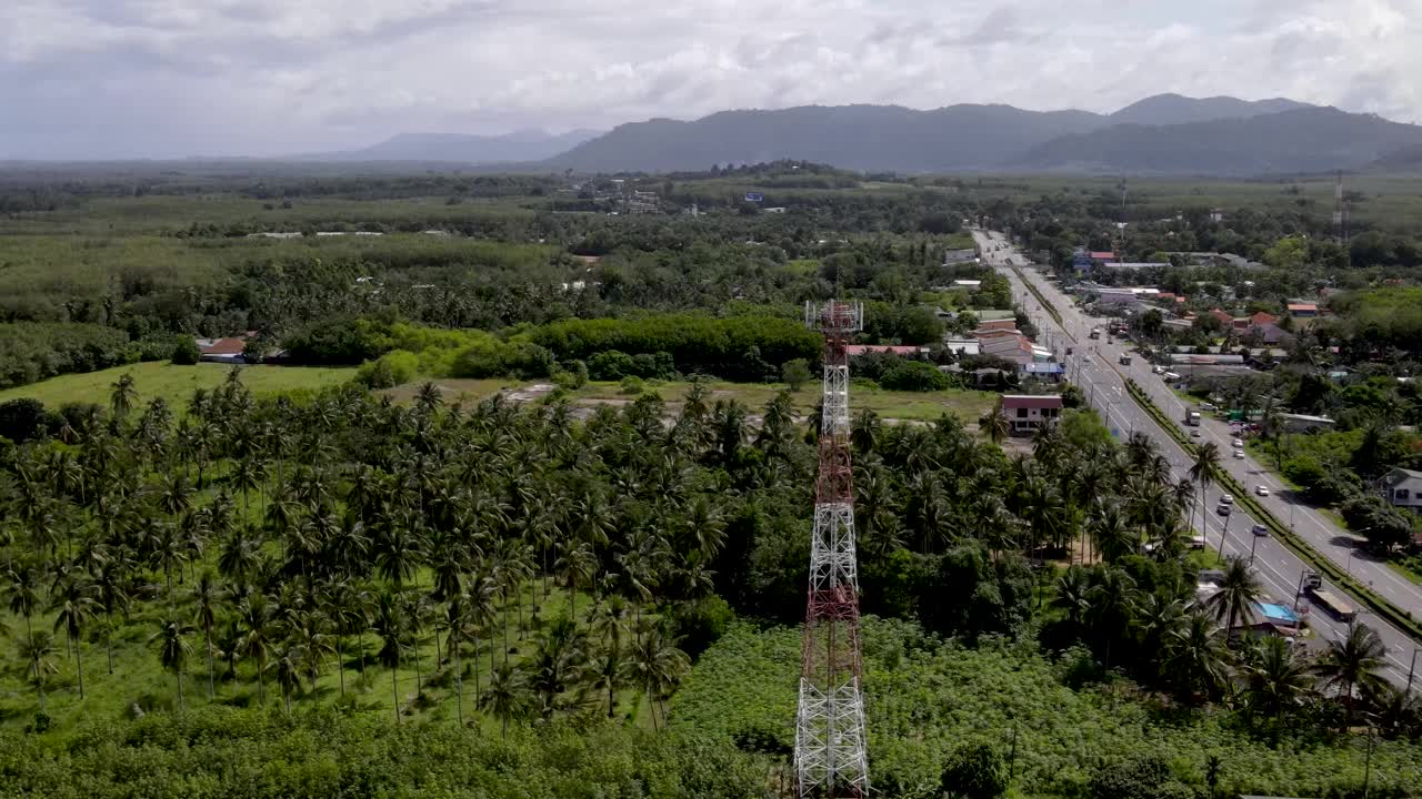 用于无线通信技术的蜂窝基站。蜂窝3g, 4g, 5g无线电发射塔和中继器。通信天线。视频下载