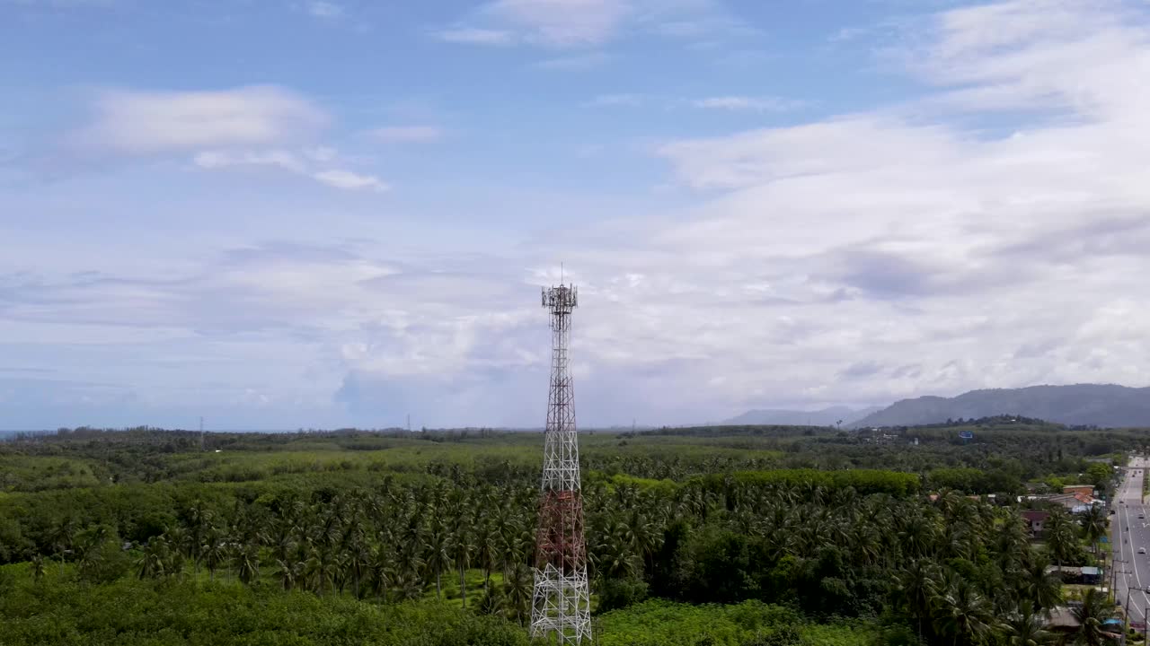 用于无线通信技术的蜂窝基站。蜂窝3g, 4g, 5g无线电发射塔和中继器。通信天线。视频下载