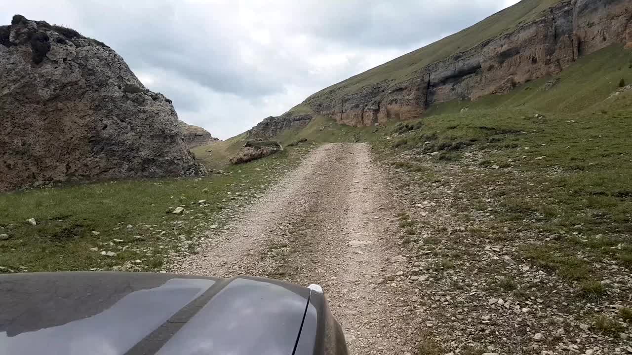 开车穿越越野路。有挑战性的驾车登山之旅。爬山视频下载