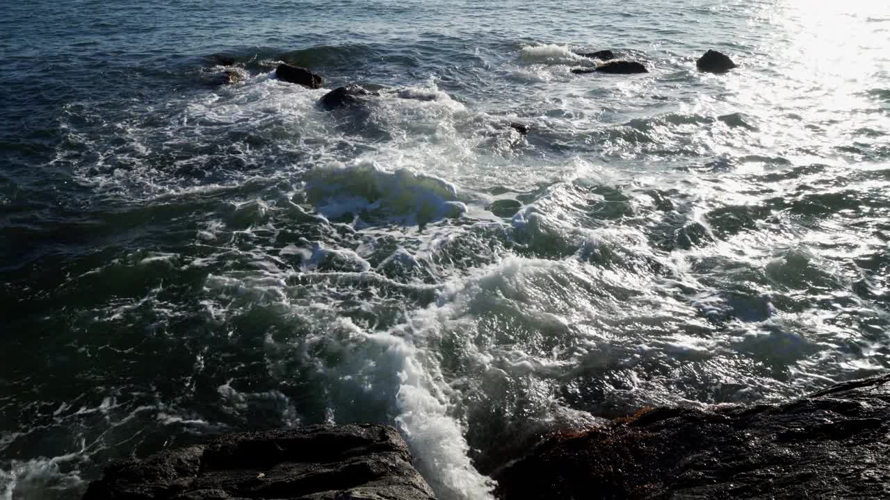 礁石在一个有风的日子和波浪在日落，渤海，太平洋，在中国。视频素材