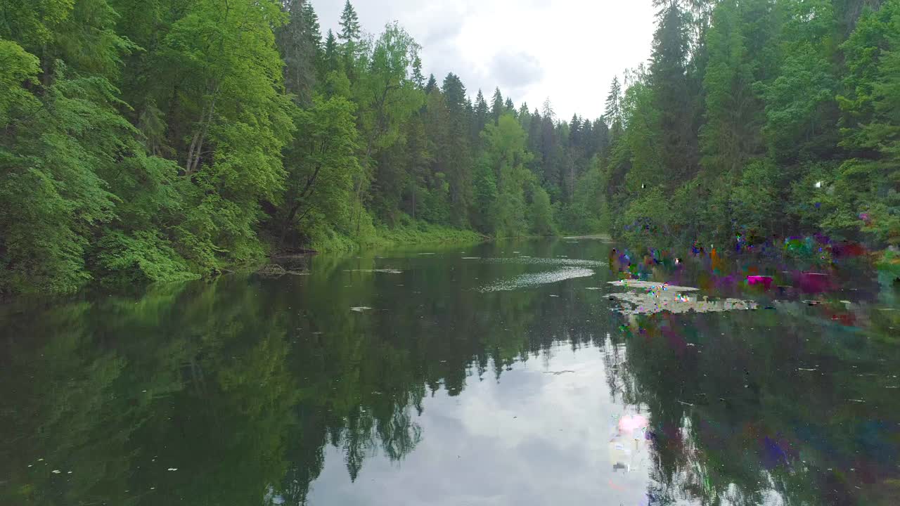 在阴天被森林包围的狭长湖，水面平静视频素材