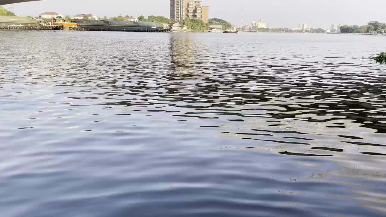 桥下区域的视图。视频下载