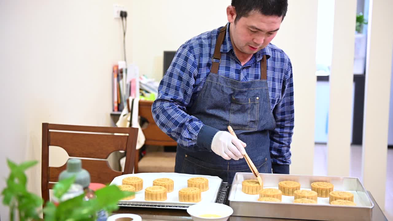 月饼面包师刷蛋液在上面准备烘焙视频下载