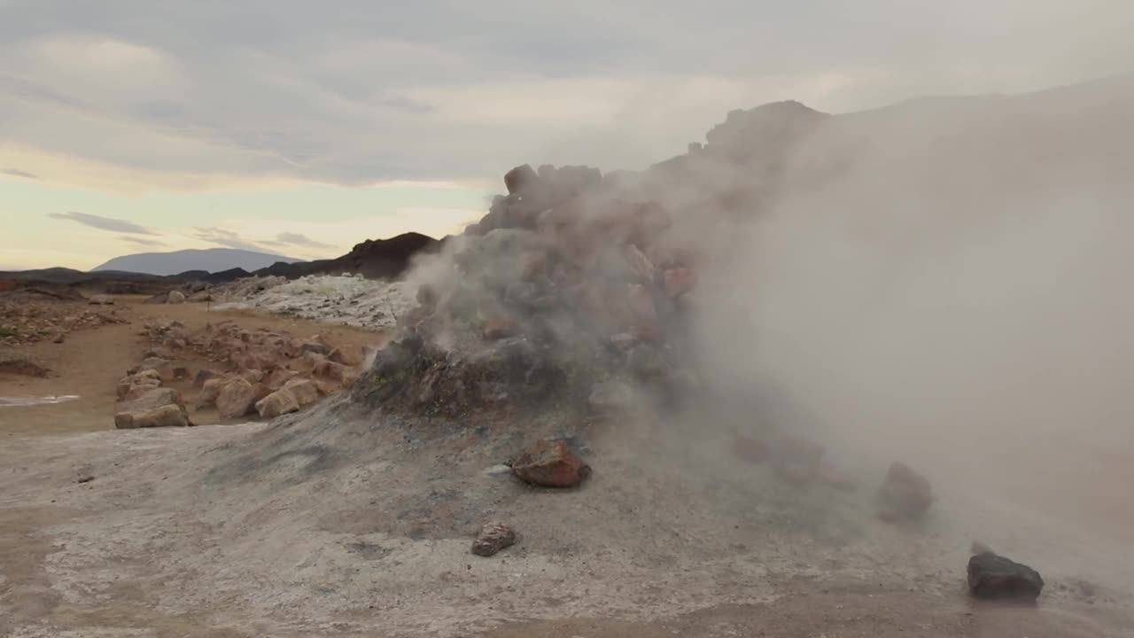 冰岛的哈维拉尔德冒着热气的火山口视频下载