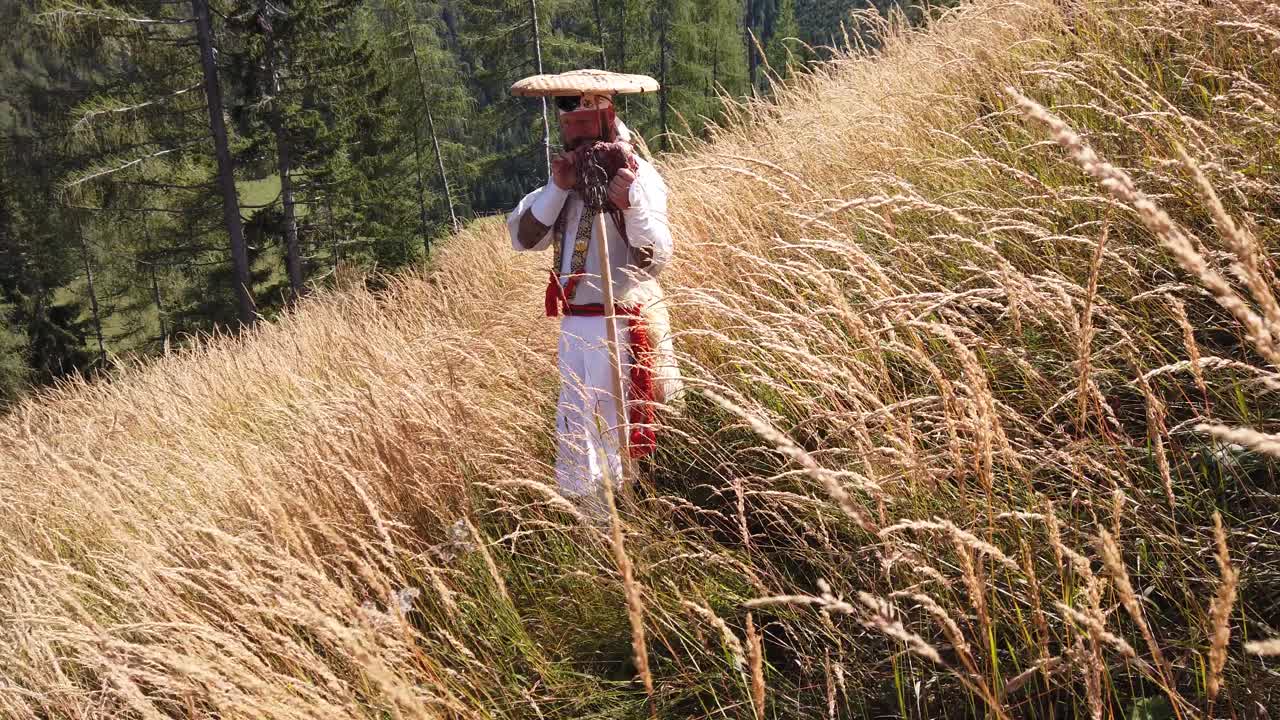 欧洲修根道和尚穿着传统服装在奥地利山区徒步旅行，奥地利，Ötscher视频下载