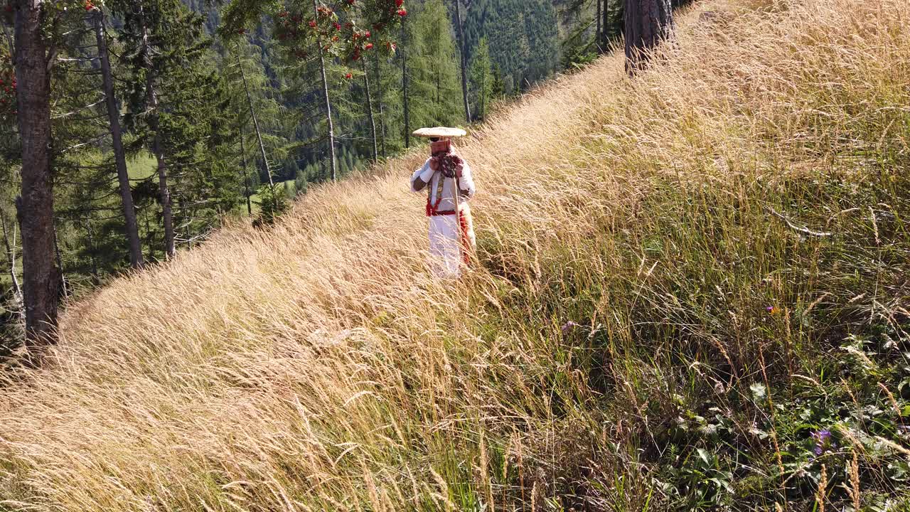 欧洲修根道和尚穿着传统服装在奥地利山区徒步旅行，奥地利，Ötscher视频下载