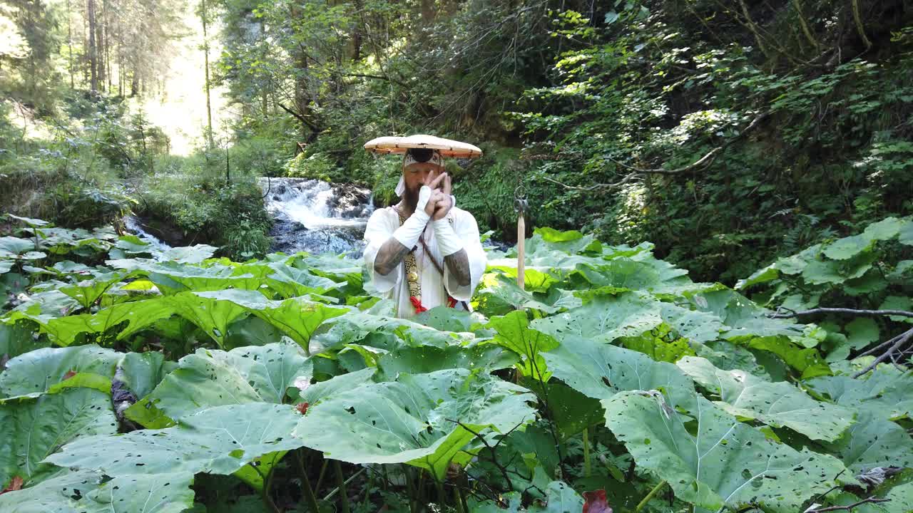 欧洲修根道和尚穿着传统服装在奥地利山区徒步旅行，奥地利，Ötscher视频下载