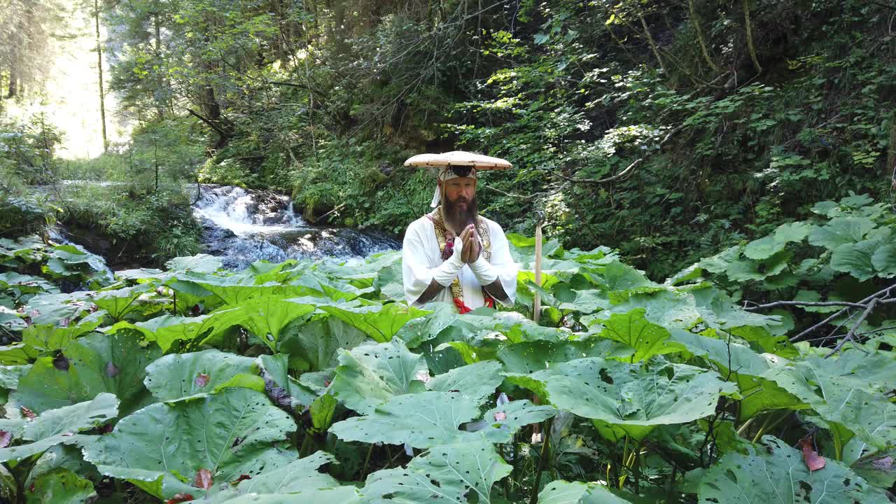 欧洲修根道和尚穿着传统服装在奥地利山区徒步旅行，奥地利，Ötscher视频下载