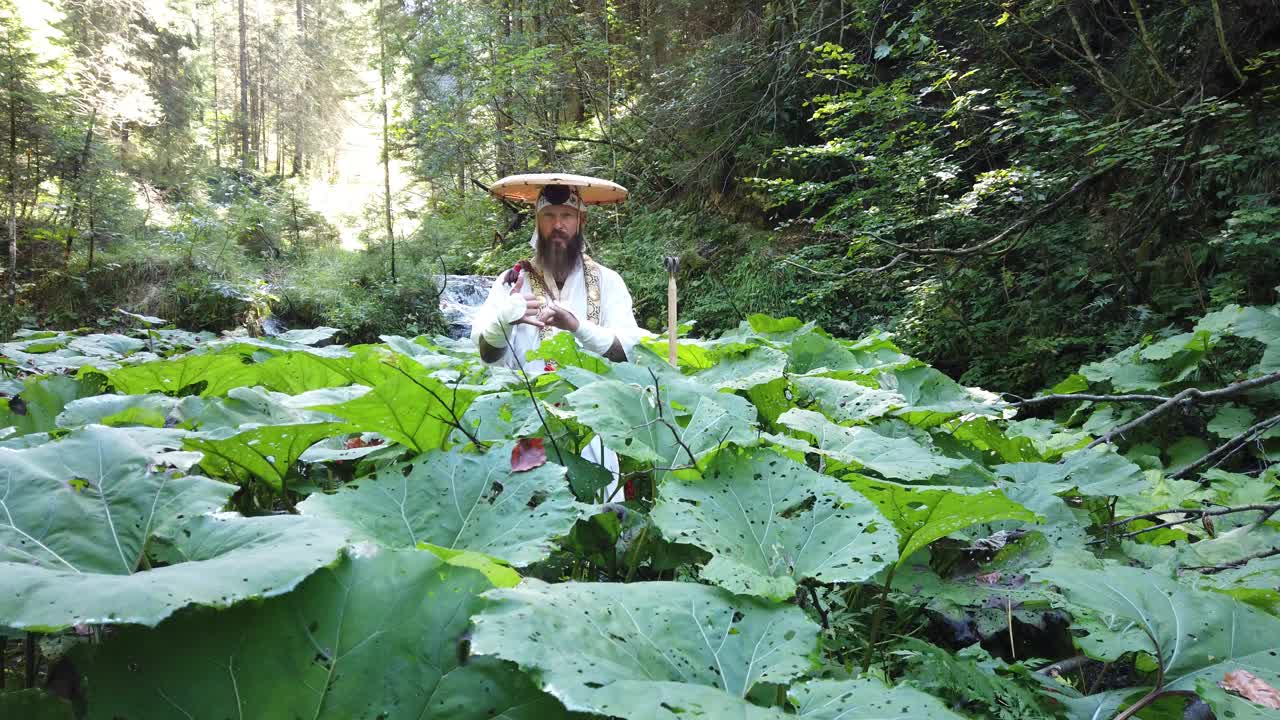 欧洲修根道和尚穿着传统服装在奥地利山区徒步旅行，奥地利，Ötscher视频下载