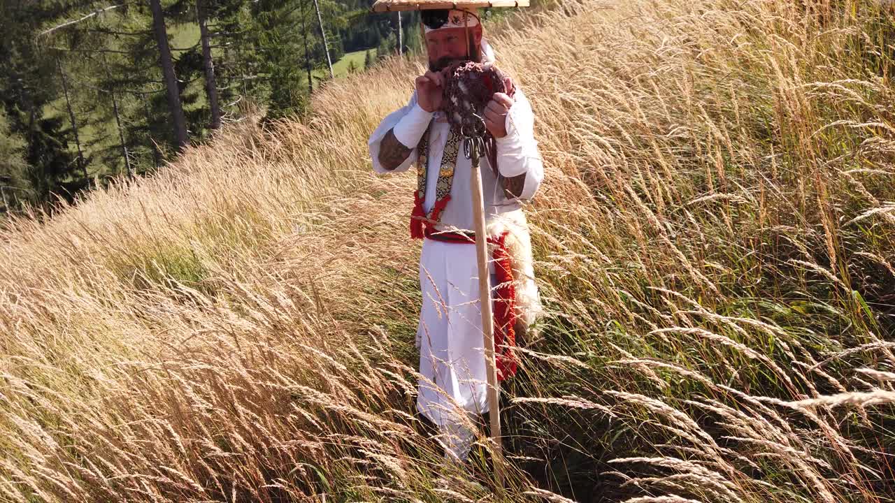 欧洲修根道和尚穿着传统服装在奥地利山区徒步旅行，奥地利，Ötscher视频下载