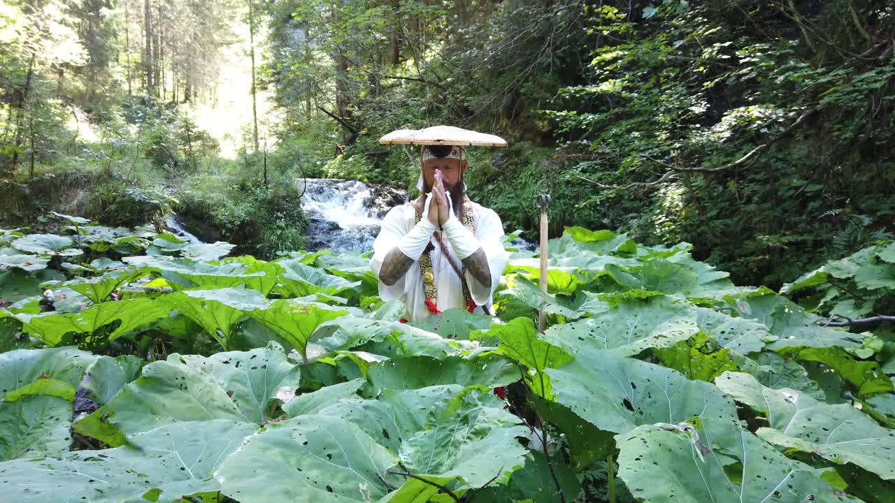 欧洲修根道和尚穿着传统服装在奥地利山区徒步旅行，奥地利，Ötscher视频下载