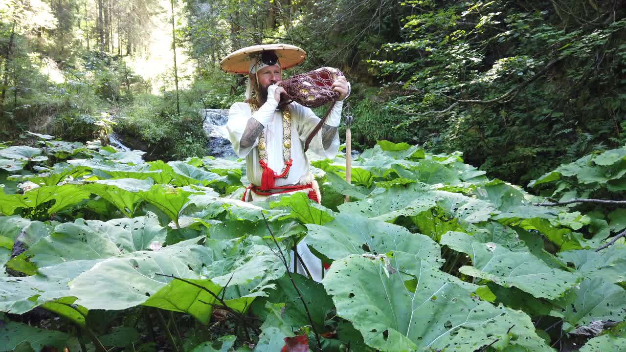 欧洲修根道和尚穿着传统服装在奥地利山区徒步旅行，奥地利，Ötscher视频下载