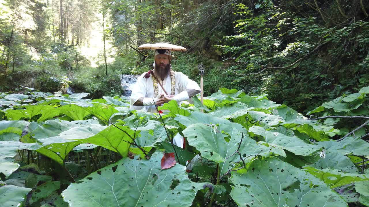 欧洲修根道和尚穿着传统服装在奥地利山区徒步旅行，奥地利，Ötscher视频下载