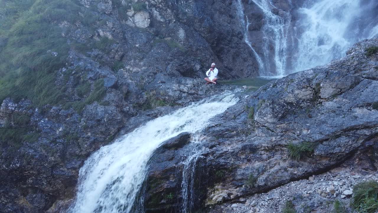 欧洲修根道和尚穿着传统服装在奥地利山区徒步旅行，奥地利，Ötscher视频下载