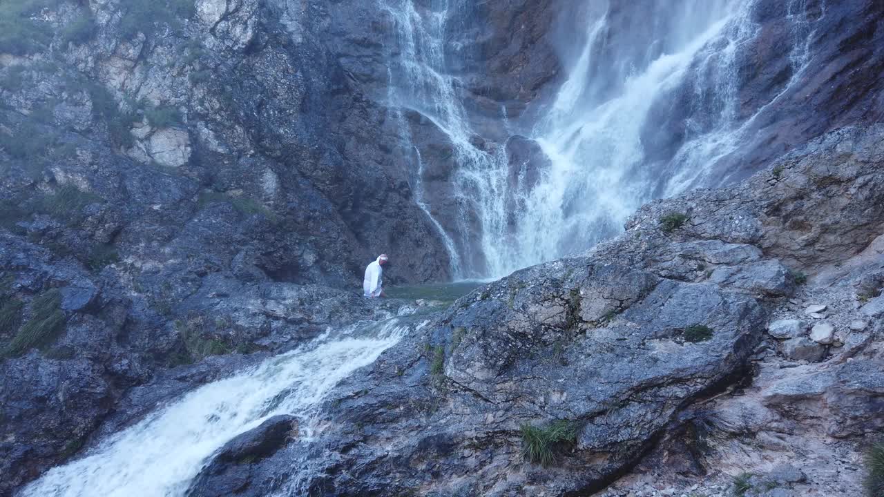 欧洲修根道和尚穿着传统服装在奥地利山区徒步旅行，奥地利，Ötscher视频下载