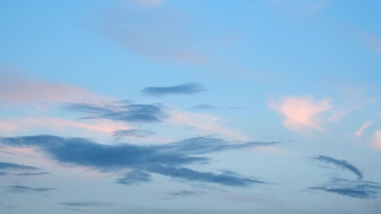 4K天空时间流逝。白云在清澈的蓝天上飘动。夏天的天空在傍晚流逝。积雨云cloudscape。美丽的自然背景视频素材