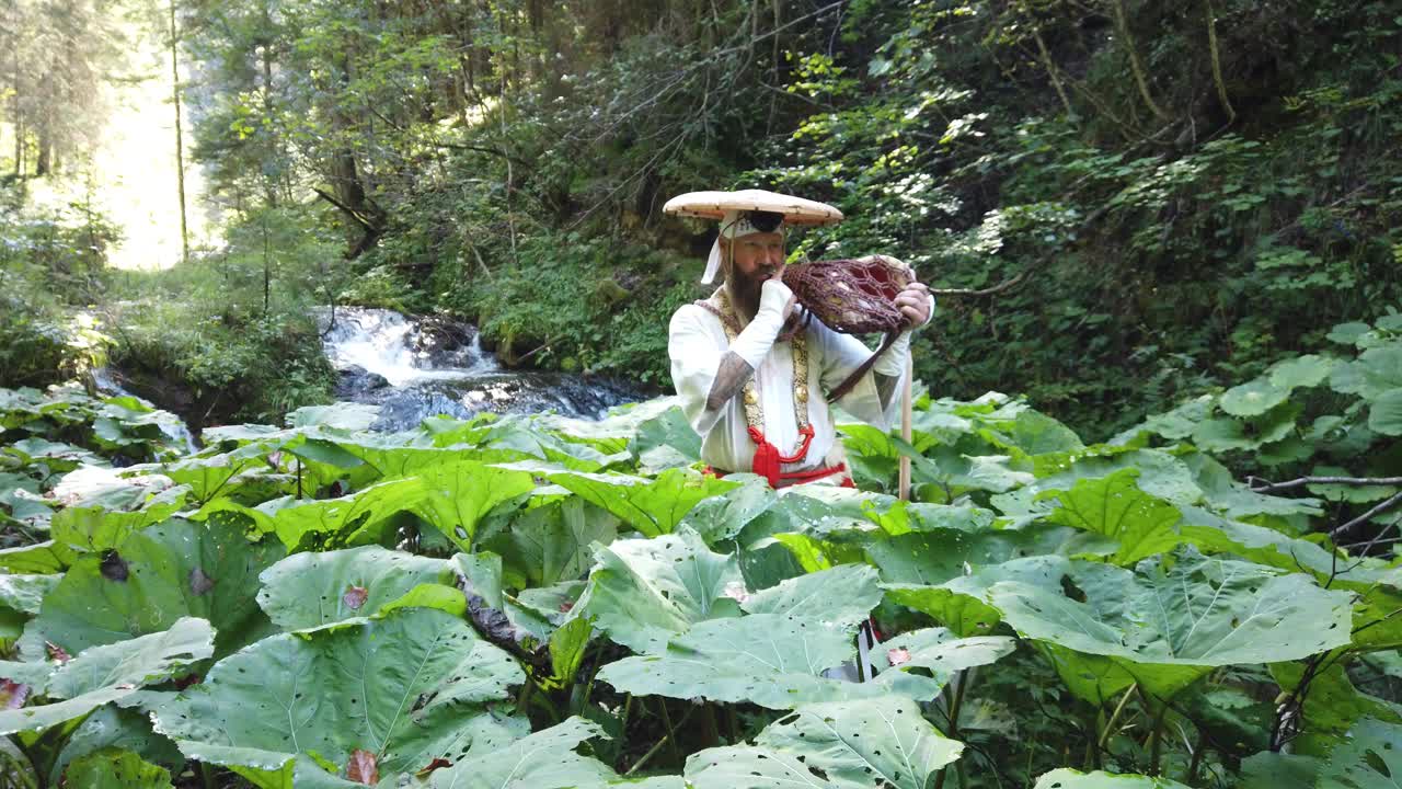 欧洲修根道和尚穿着传统服装在奥地利山区徒步旅行，奥地利，Ötscher视频下载