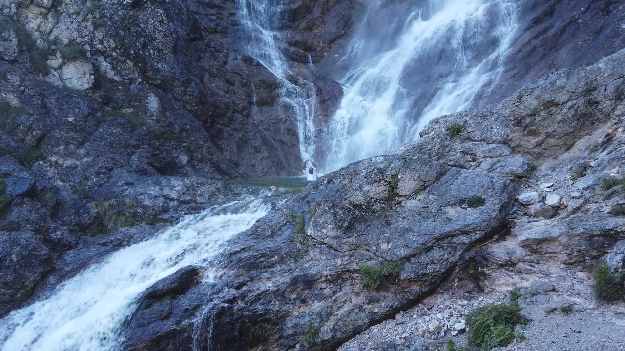 欧洲修根道和尚穿着传统服装在奥地利山区徒步旅行，奥地利，Ötscher视频下载