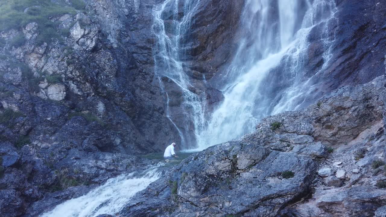 欧洲修根道和尚穿着传统服装在奥地利山区徒步旅行，奥地利，Ötscher视频下载