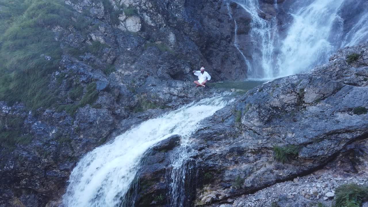 欧洲修根道和尚穿着传统服装在奥地利山区徒步旅行，奥地利，Ötscher视频下载