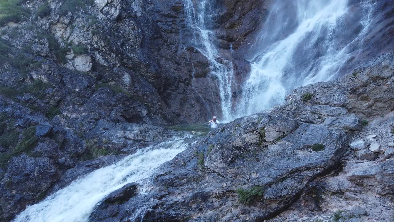 欧洲修根道和尚穿着传统服装在奥地利山区徒步旅行，奥地利，Ötscher视频下载