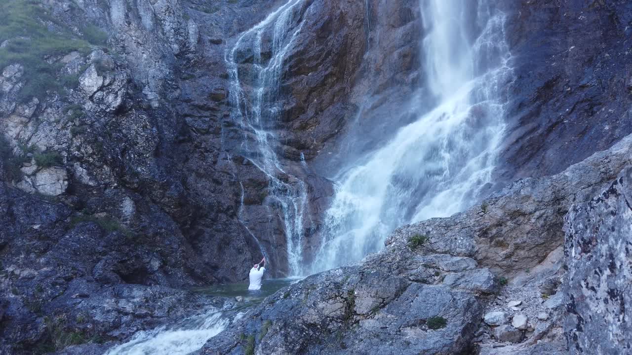 欧洲修根道和尚穿着传统服装在奥地利山区徒步旅行，奥地利，Ötscher视频下载